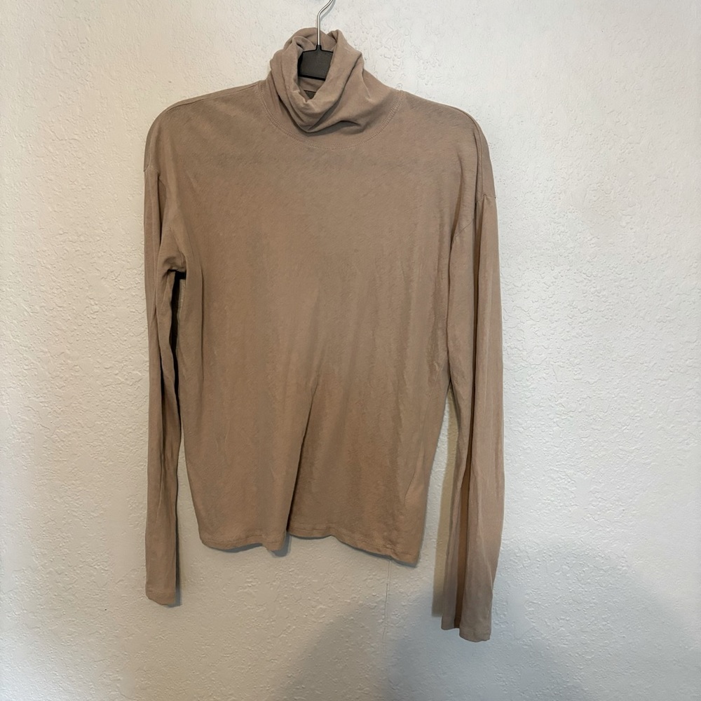 Everlane The Air Turtleneck in Burnt Sugar